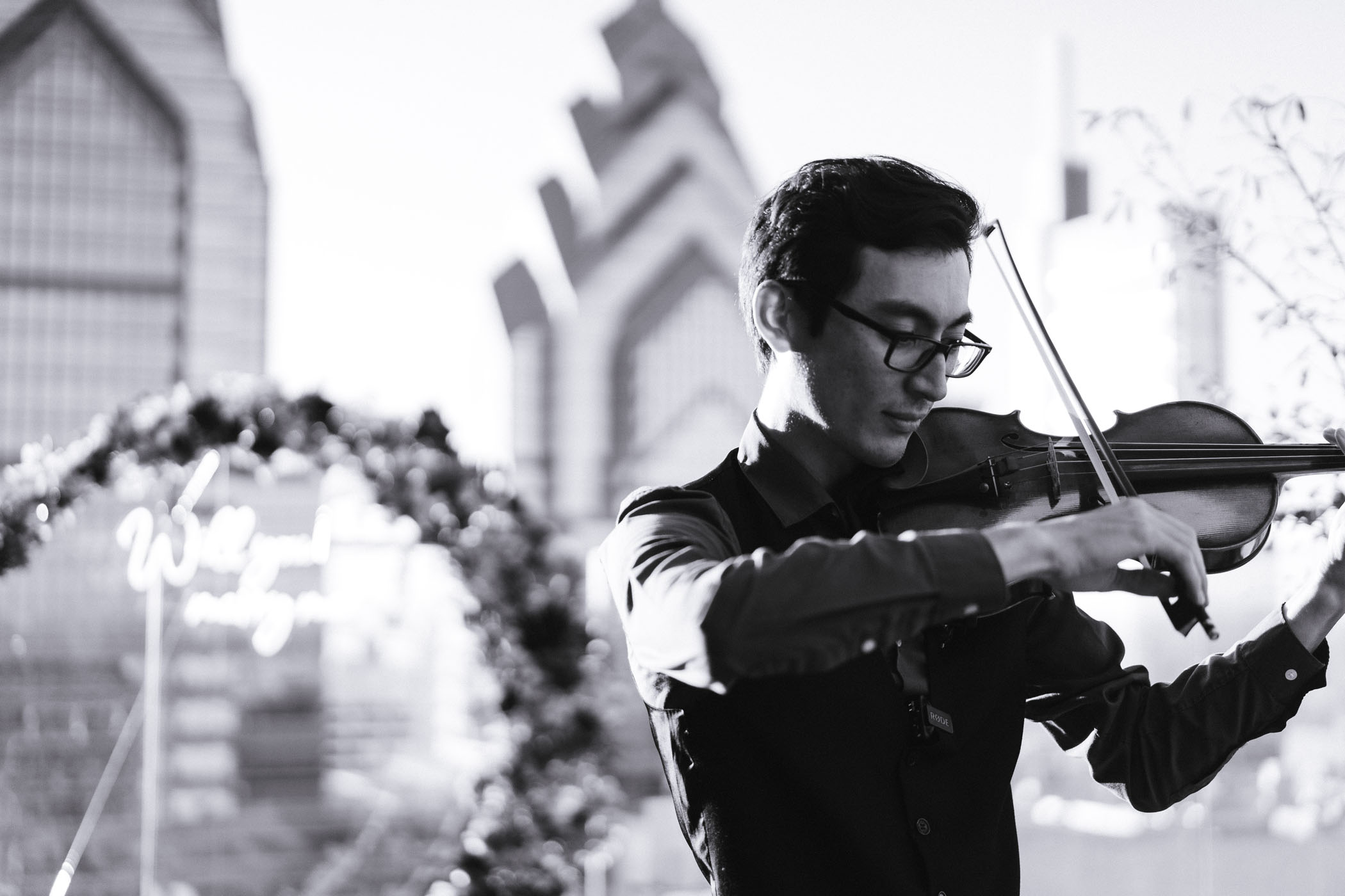 Violinist performing live music in Tokyo for an outdoor event—professional musicians in Tokyo for weddings and celebrations.